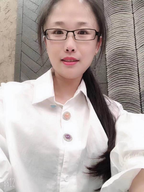 戴眼镜的小美女二刷 第1张