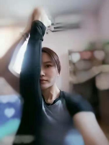 河西练瑜伽的美女 第3张
