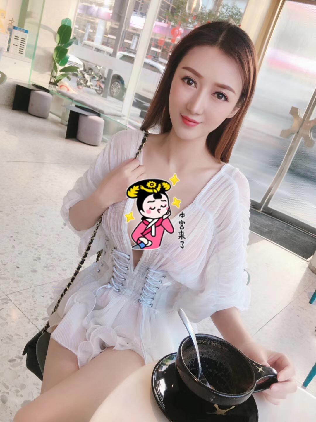 白嫩长腿妹子 第1张